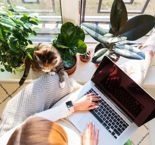 How Blue Light Affects Your Hormones – And How to Reduce it's impact